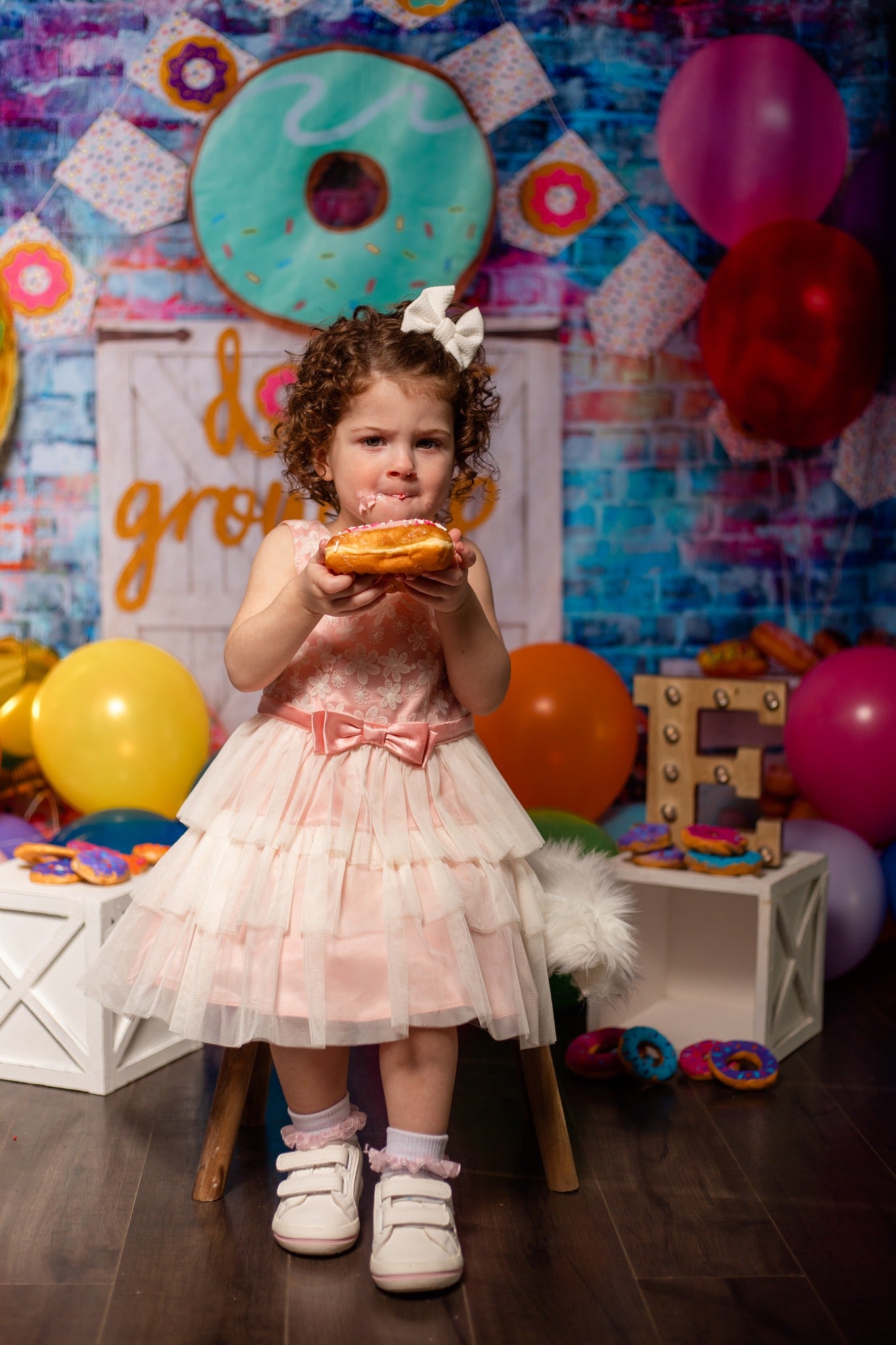 Kate weiße Tür Ballons Banner Kinder Hintergrund