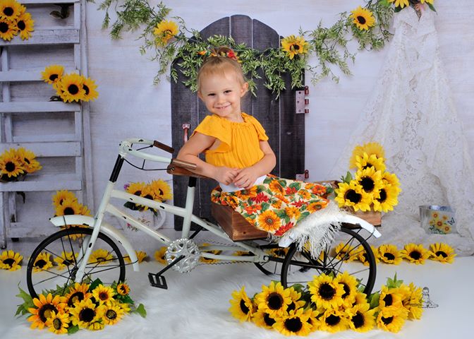 Kate Sonnenblumen und weiße Zelt-Kinder oder Hochzeits-Hintergrund für die Fotografie entworfen von Erin Larkins