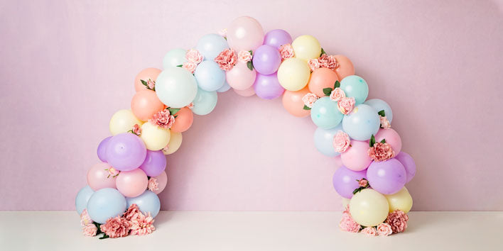 Kate Luftballons Regenbogen mit Blumen für Kinder Geburtstag Hintergrund für Fotografie Entworfen von Kerry Anderson