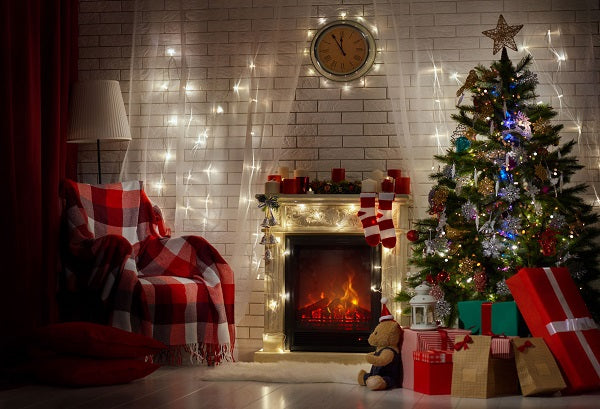 Weihnachtsgeschenk-Dekorationsraum mit Kamin-Hintergrund