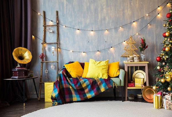 Weihnachtswarmraum mit Neonlichter Sofa Retro Phonograph
