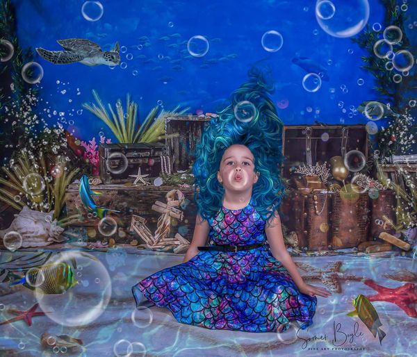 Kate Sommer unter dem Meer mit Fisch Hintergrund von Arica Kirby