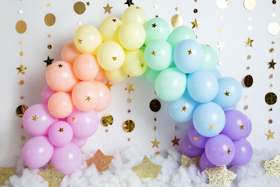 Kate Regenbogen Ballons Girlande Kinder Cake Smash Hintergrundkulisse von Megan Leigh Photography