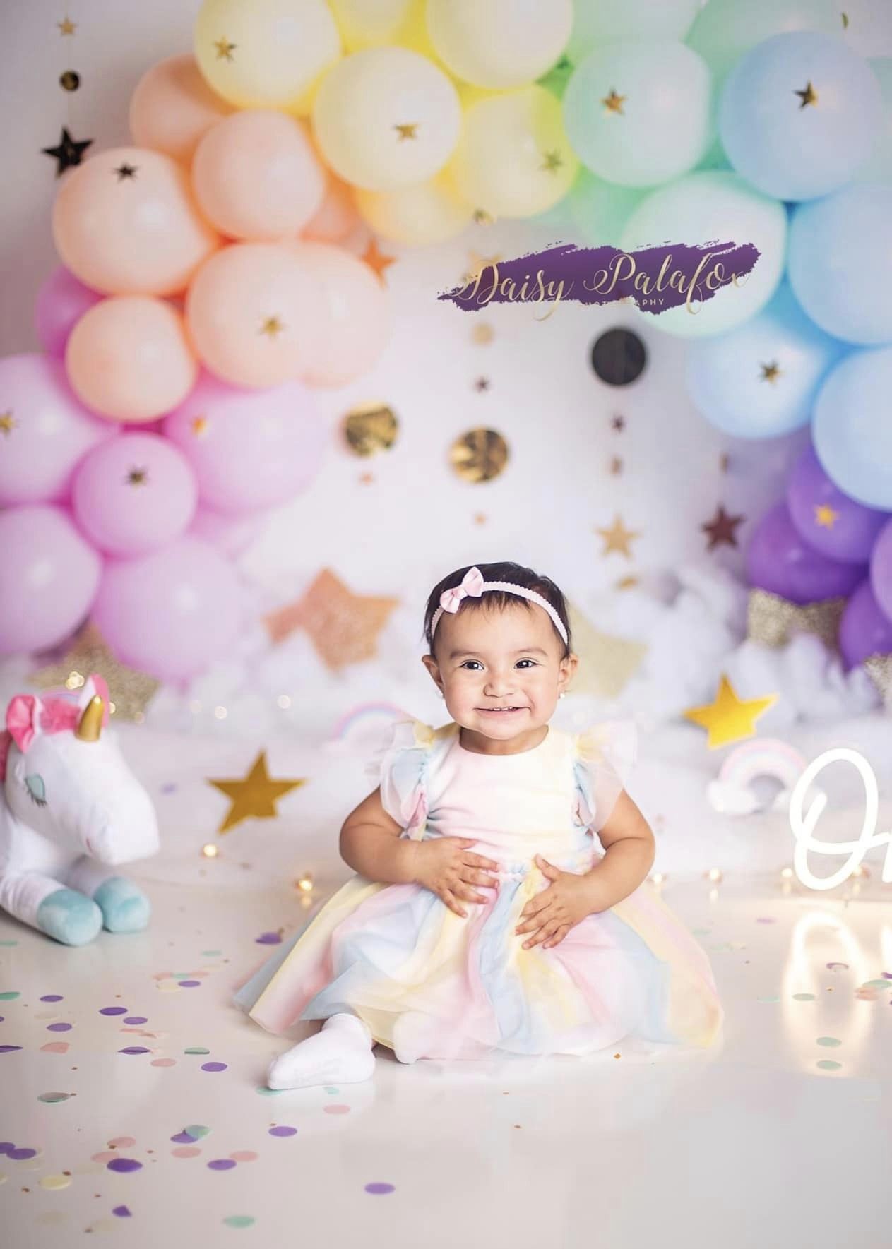 Kate Regenbogen Ballons Girlande Kinder Cake Smash Hintergrundkulisse von Megan Leigh Photography - Kate Backdrop.de