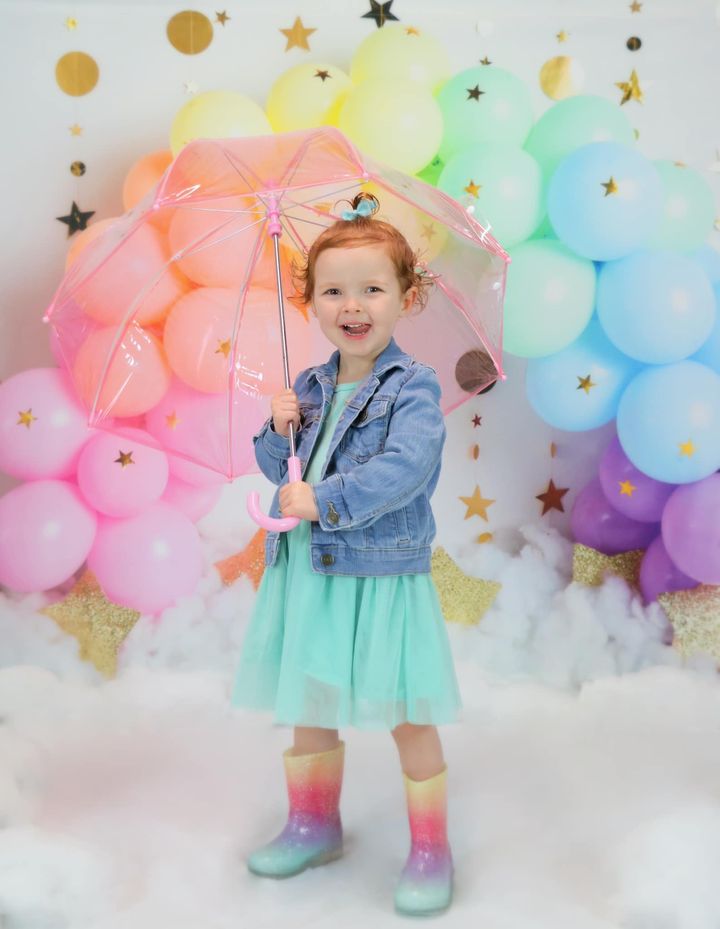 Kate Regenbogen Ballons Girlande Kinder Cake Smash Hintergrundkulisse von Megan Leigh Photography