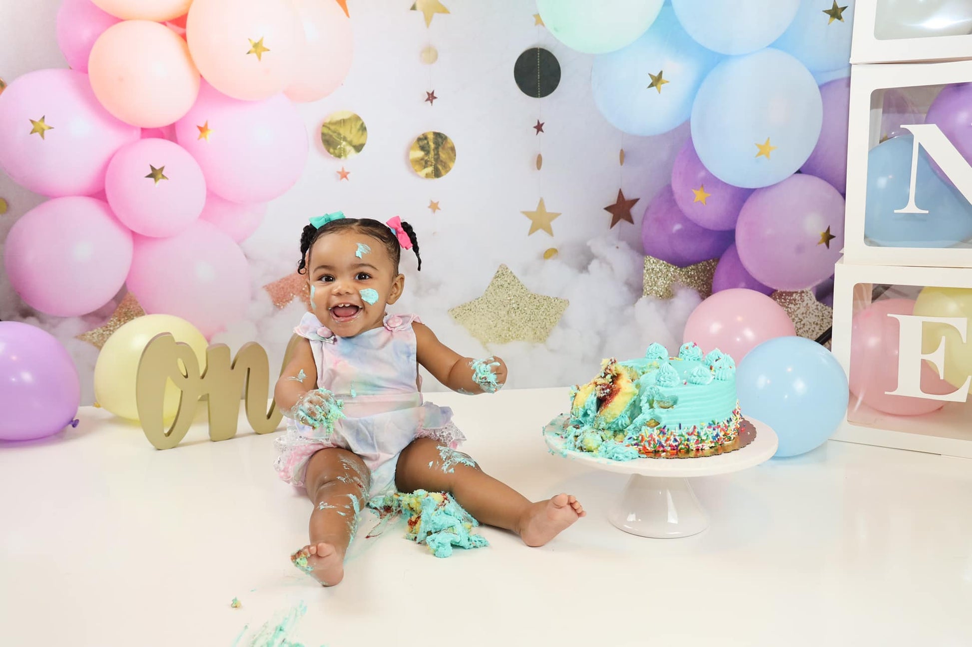 Kate Regenbogen Ballons Girlande Kinder Cake Smash Hintergrundkulisse von Megan Leigh Photography - Kate Backdrop.de