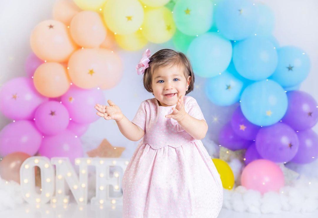 Kate Regenbogen Ballons Girlande Kinder Cake Smash Hintergrundkulisse von Megan Leigh Photography - Kate Backdrop.de