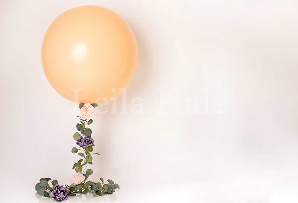 Kate Geburtstag Luftballons creme Hintergrund von Leila Hale