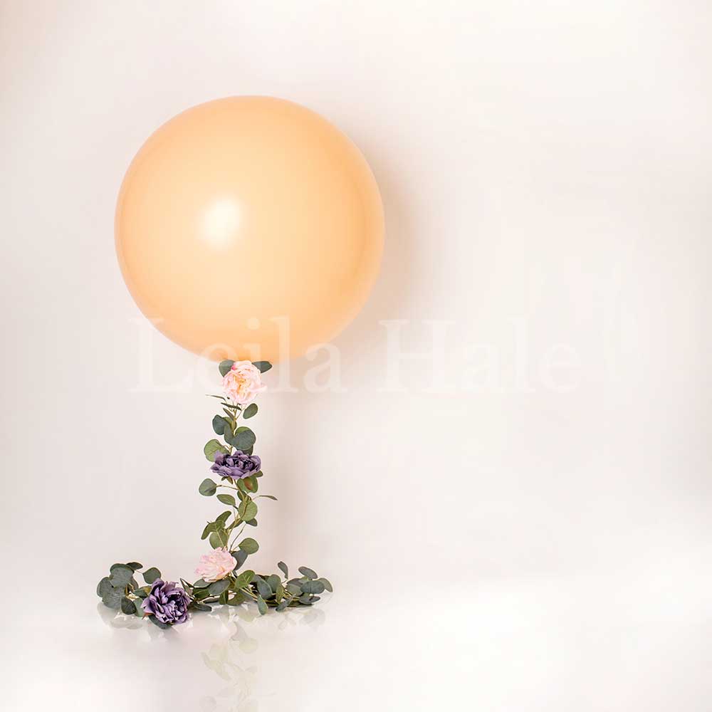 Kate Geburtstag Luftballons creme Hintergrund von Leila Hale