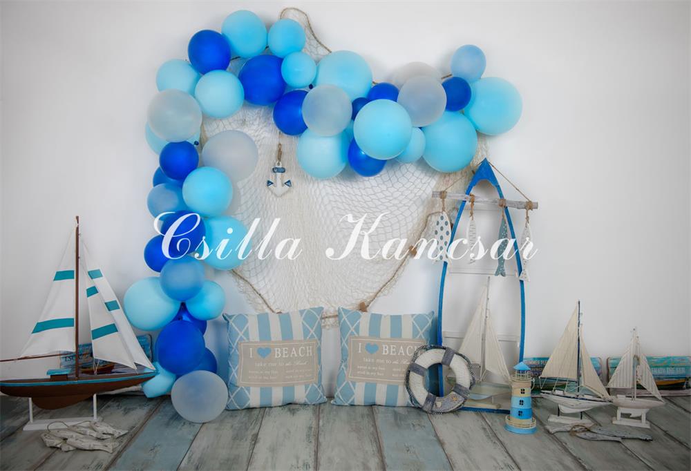 Kate Seemann Hintergrund blau Luftballons Segelboot Entworfen von Csilla Kancsar