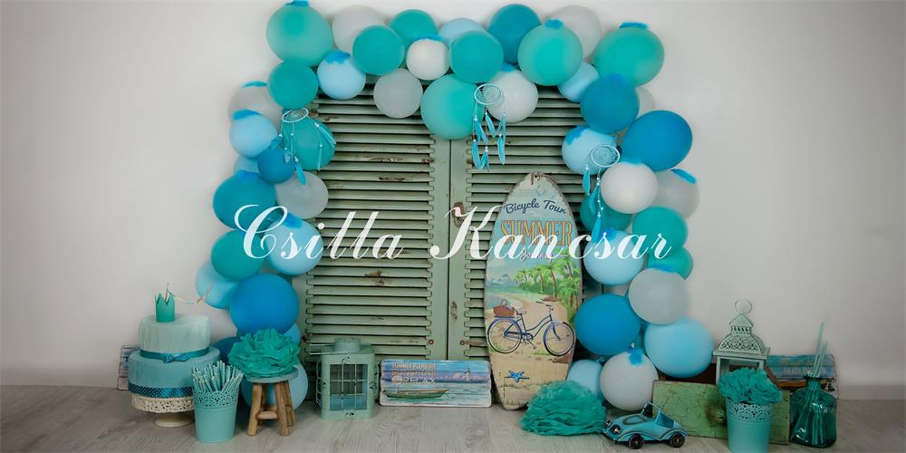 Kate Sommer Geburtstag Hintergrund blaue Luftballons Surfbrett Entworfen von Csilla Kancsar - Kate Backdrop.de