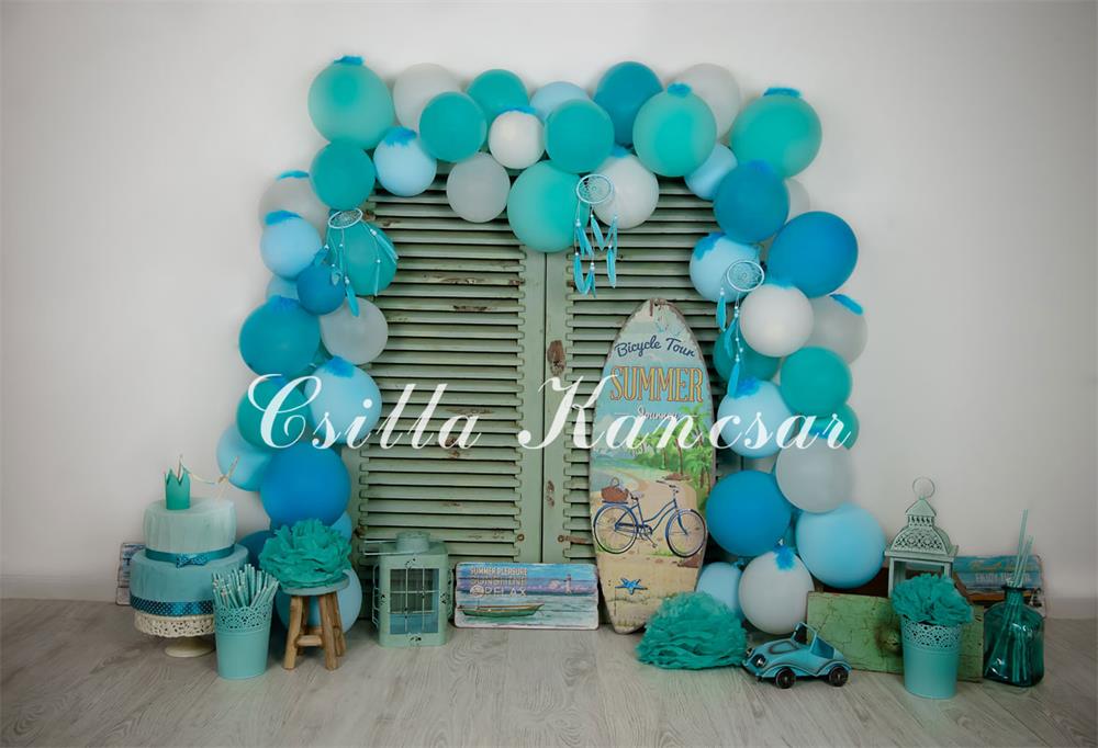 Kate Sommer Geburtstag Hintergrund blaue Luftballons Surfbrett Entworfen von Csilla Kancsar - Kate Backdrop.de