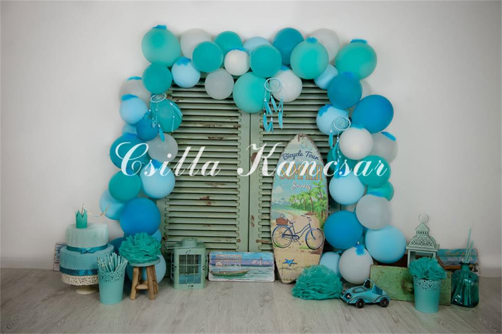 Kate Sommer Geburtstag Hintergrund blaue Luftballons Surfbrett Entworfen von Csilla Kancsar - Kate Backdrop.de