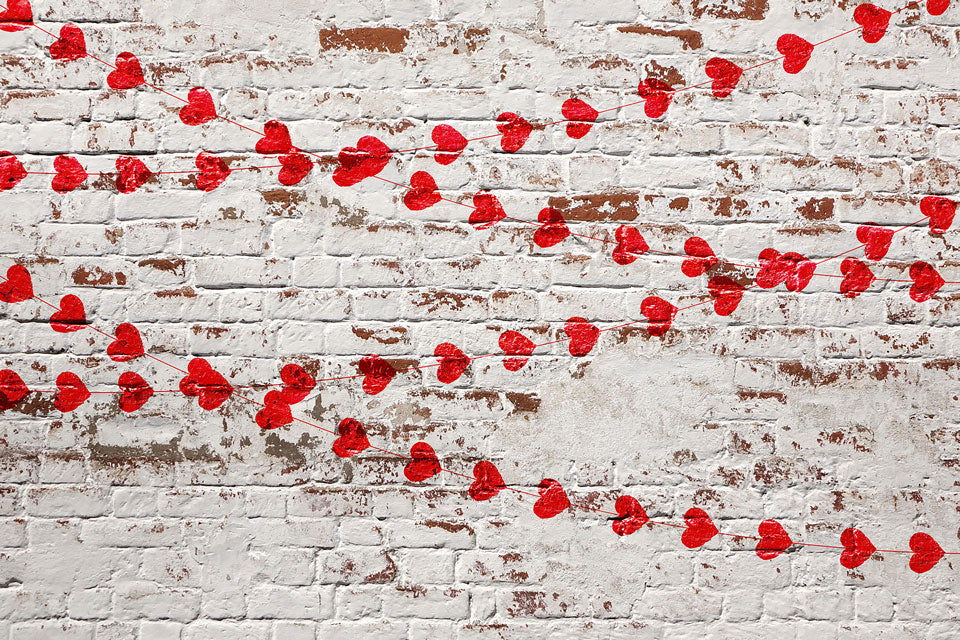 Kate Weiße Backsteinmauer mit roten Herzen Valentinstag-Hintergrund für die Fotografie entworfen von Jerry_Sina