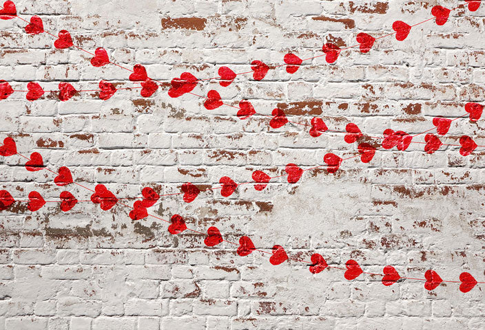 Kate Weiße Backsteinmauer mit roten Herzen Valentinstag-Hintergrund für die Fotografie entworfen von Jerry_Sina