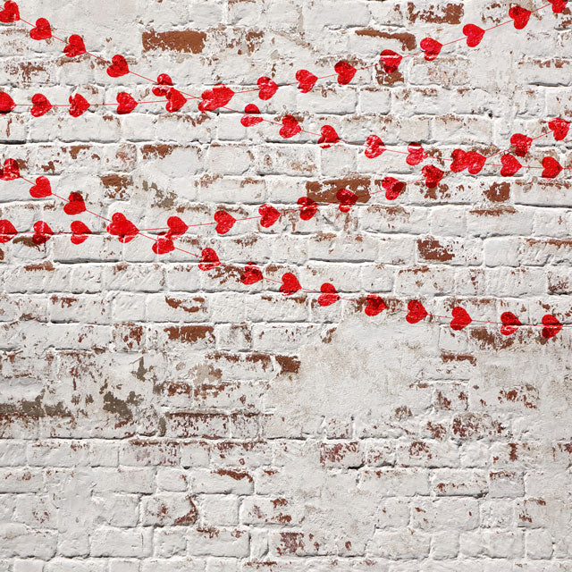 Kate Weiße Backsteinmauer mit roten Herzen Valentinstag-Hintergrund für die Fotografie entworfen von Jerry_Sina