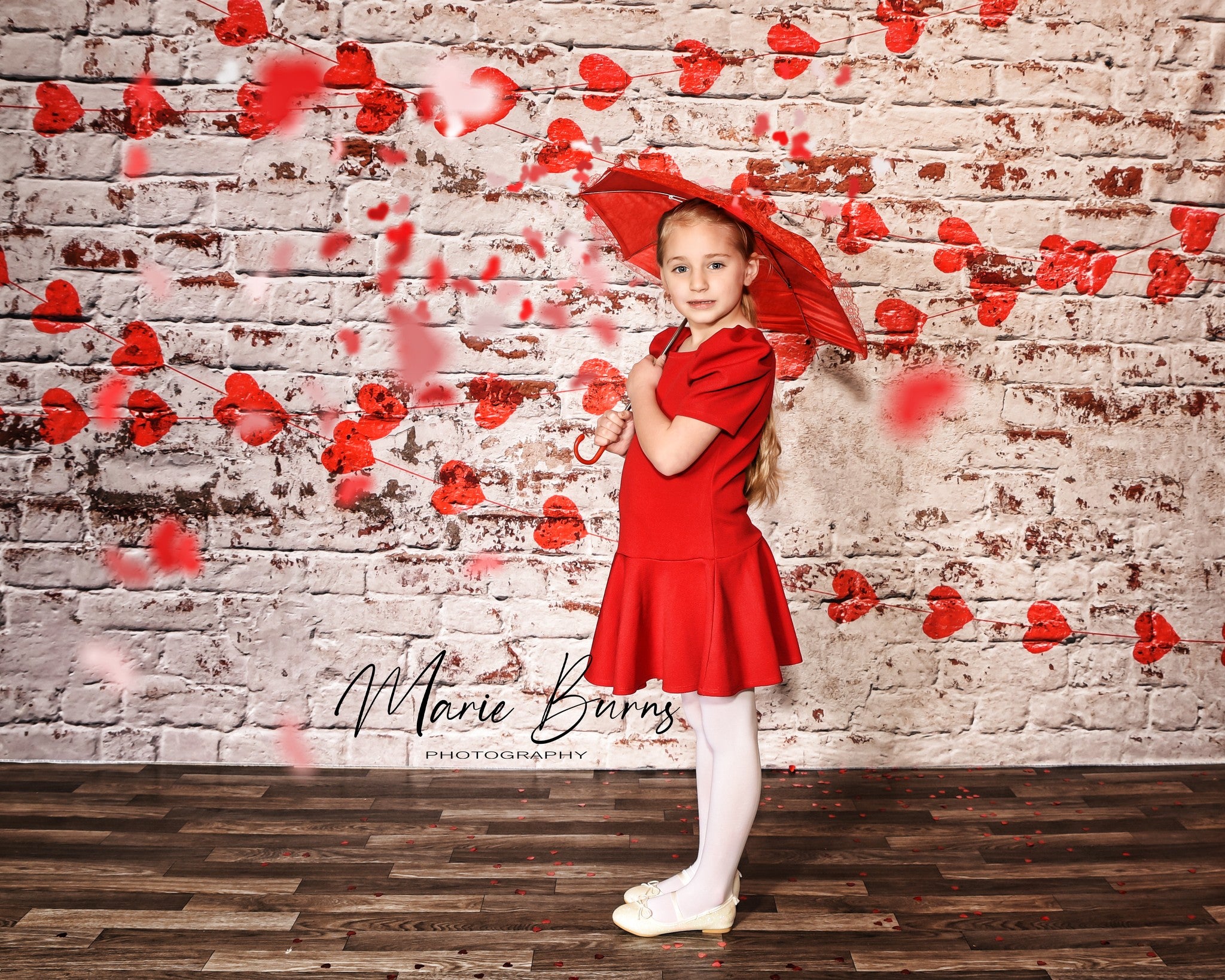 Kate Weiße Backsteinmauer mit roten Herzen Valentinstag-Hintergrund für die Fotografie entworfen von Jerry_Sina