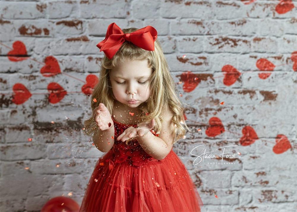 Kate Weiße Backsteinmauer mit roten Herzen Valentinstag-Hintergrund für die Fotografie entworfen von Jerry_Sina