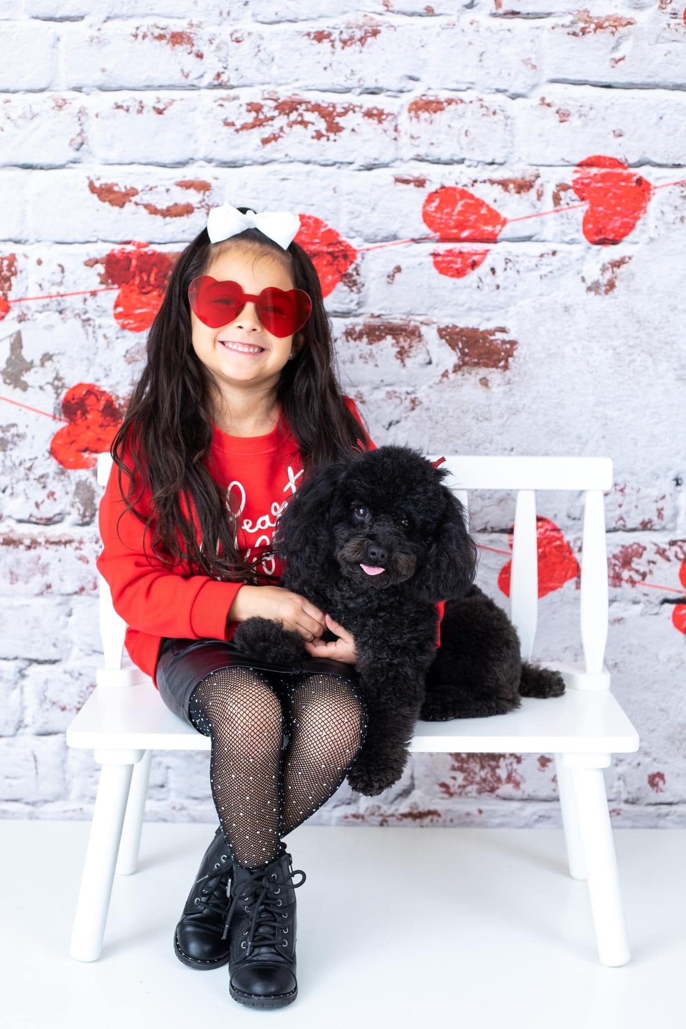 Kate Weiße Backsteinmauer mit roten Herzen Valentinstag-Hintergrund für die Fotografie entworfen von Jerry_Sina