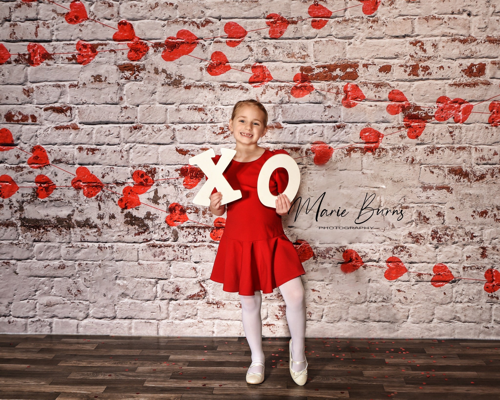 Kate Weiße Backsteinmauer mit roten Herzen Valentinstag-Hintergrund für die Fotografie entworfen von Jerry_Sina - Kate Backdrop.de