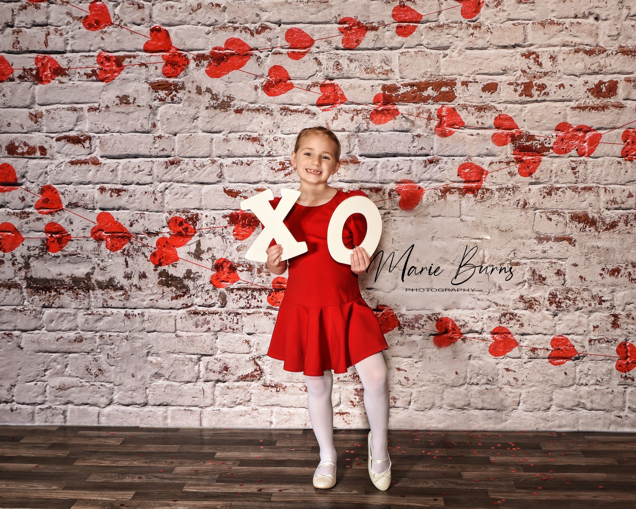 Kate Weiße Backsteinmauer mit roten Herzen Valentinstag-Hintergrund für die Fotografie entworfen von Jerry_Sina