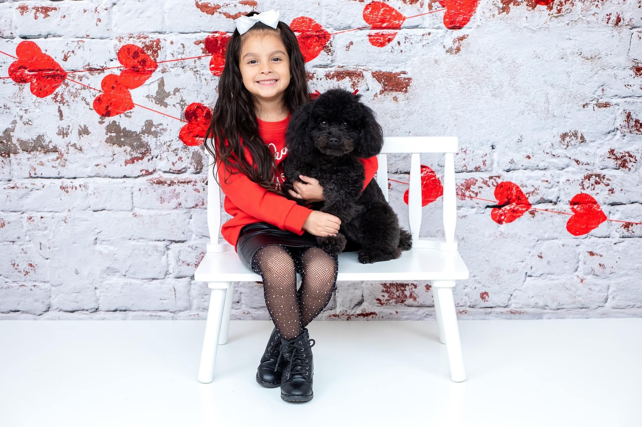 Kate Weiße Backsteinmauer mit roten Herzen Valentinstag-Hintergrund für die Fotografie entworfen von Jerry_Sina