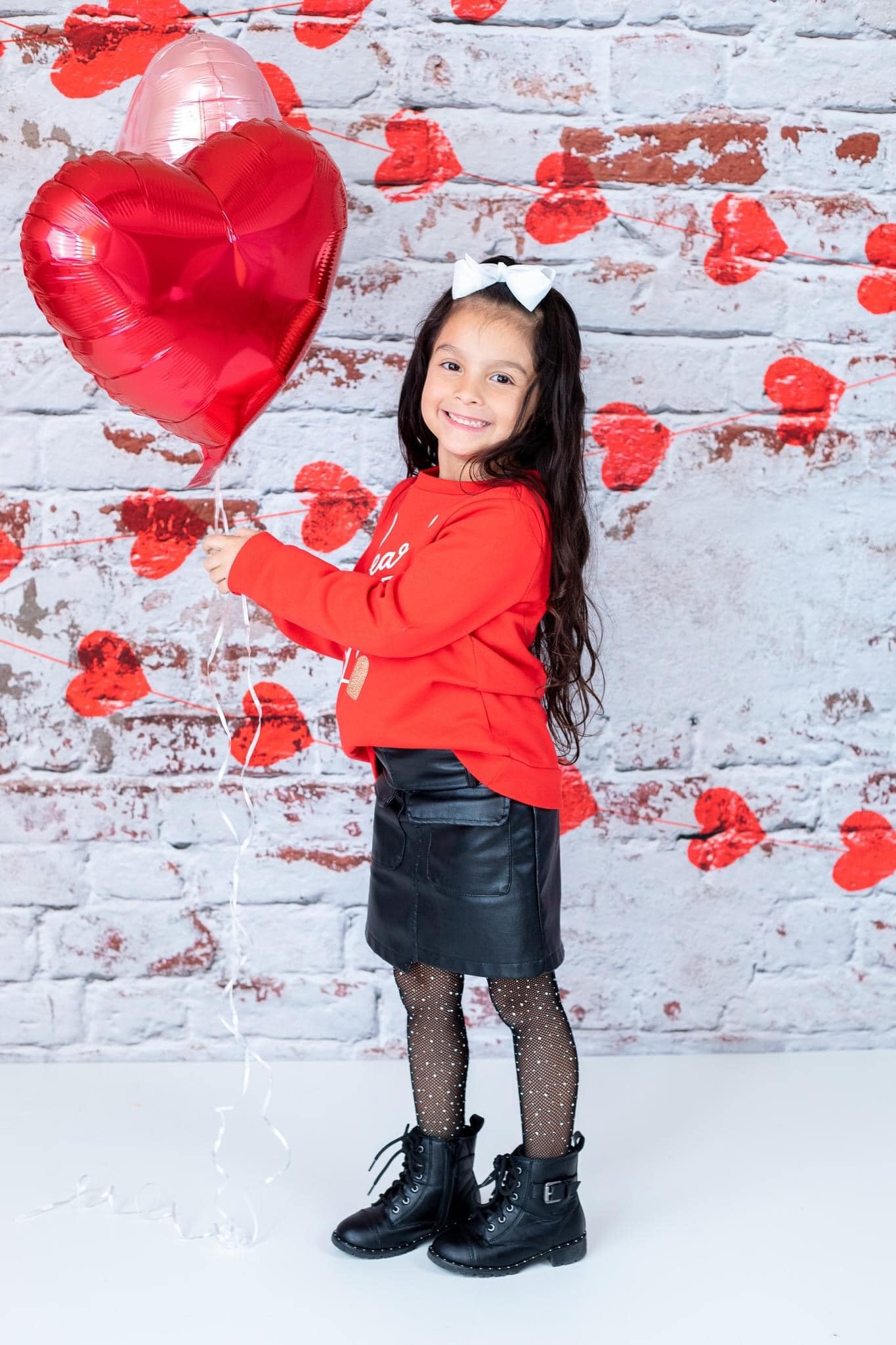 Kate Weiße Backsteinmauer mit roten Herzen Valentinstag-Hintergrund für die Fotografie entworfen von Jerry_Sina - Kate Backdrop.de