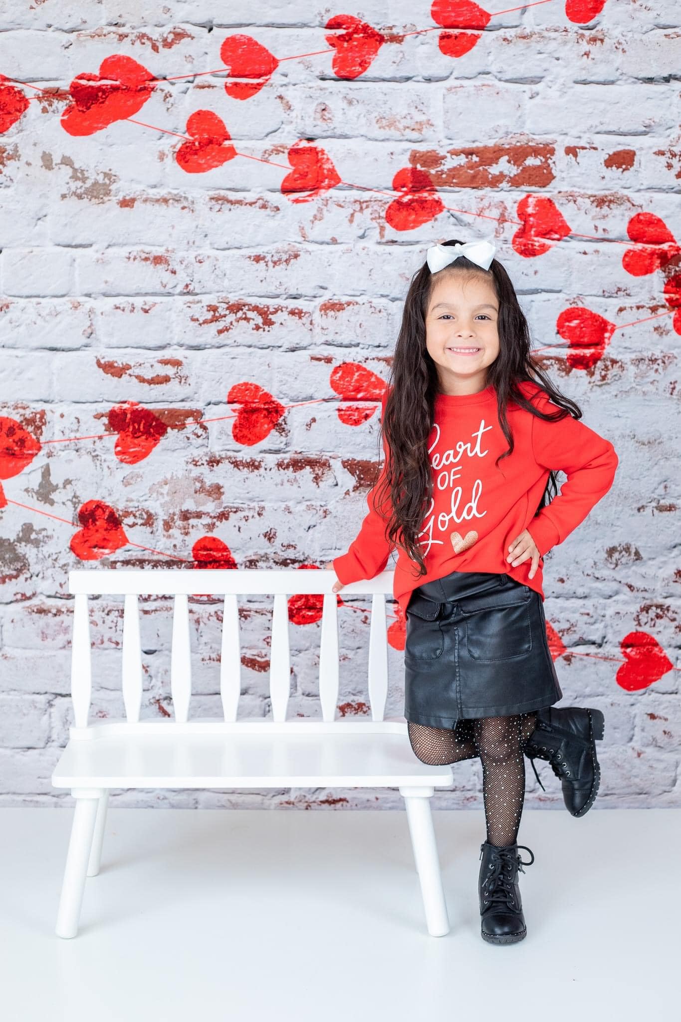 Kate Weiße Backsteinmauer mit roten Herzen Valentinstag-Hintergrund für die Fotografie entworfen von Jerry_Sina