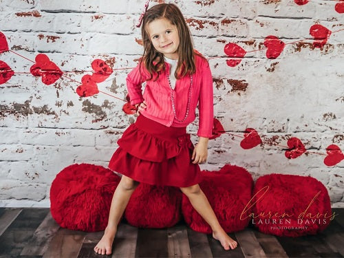 Kate Weiße Backsteinmauer mit roten Herzen Valentinstag-Hintergrund für die Fotografie entworfen von Jerry_Sina - Kate Backdrop.de