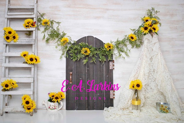 Kate Sonnenblumen und weiße Zelt-Kinder oder Hochzeits-Hintergrund für die Fotografie entworfen von Erin Larkins