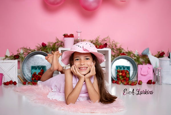 Kate Luftballons Flamingo Rosa Wand mit Erdbeeren und Dekorationen Mädchen Kinder Geburtstag Hintergrund Entworfen von Erin Larkins - Kate Backdrop.de