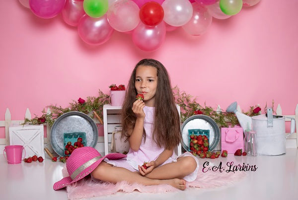 Kate Luftballons Flamingo Rosa Wand mit Erdbeeren und Dekorationen Mädchen Kinder Geburtstag Hintergrund Entworfen von Erin Larkins - Kate Backdrop.de