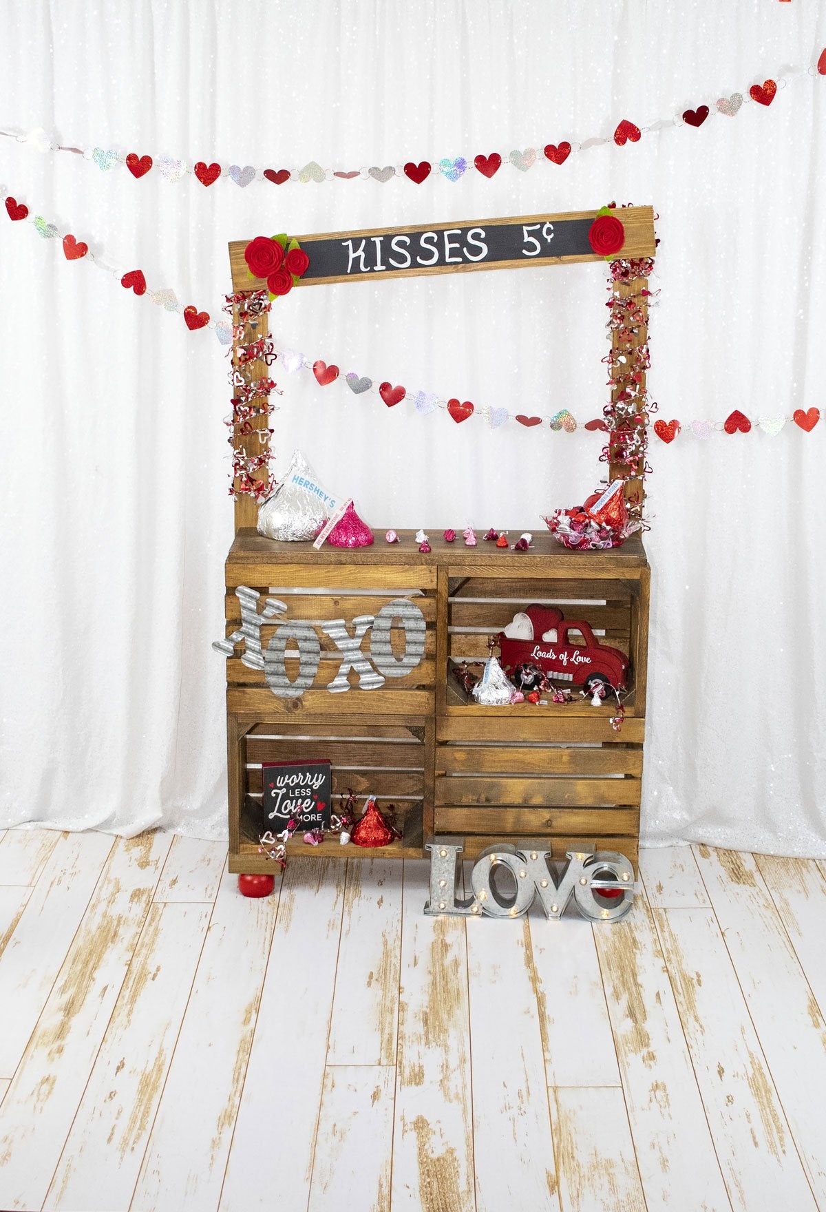 Kate White Curtain Valentinstag-Hintergrund Entworfen von Leann West
