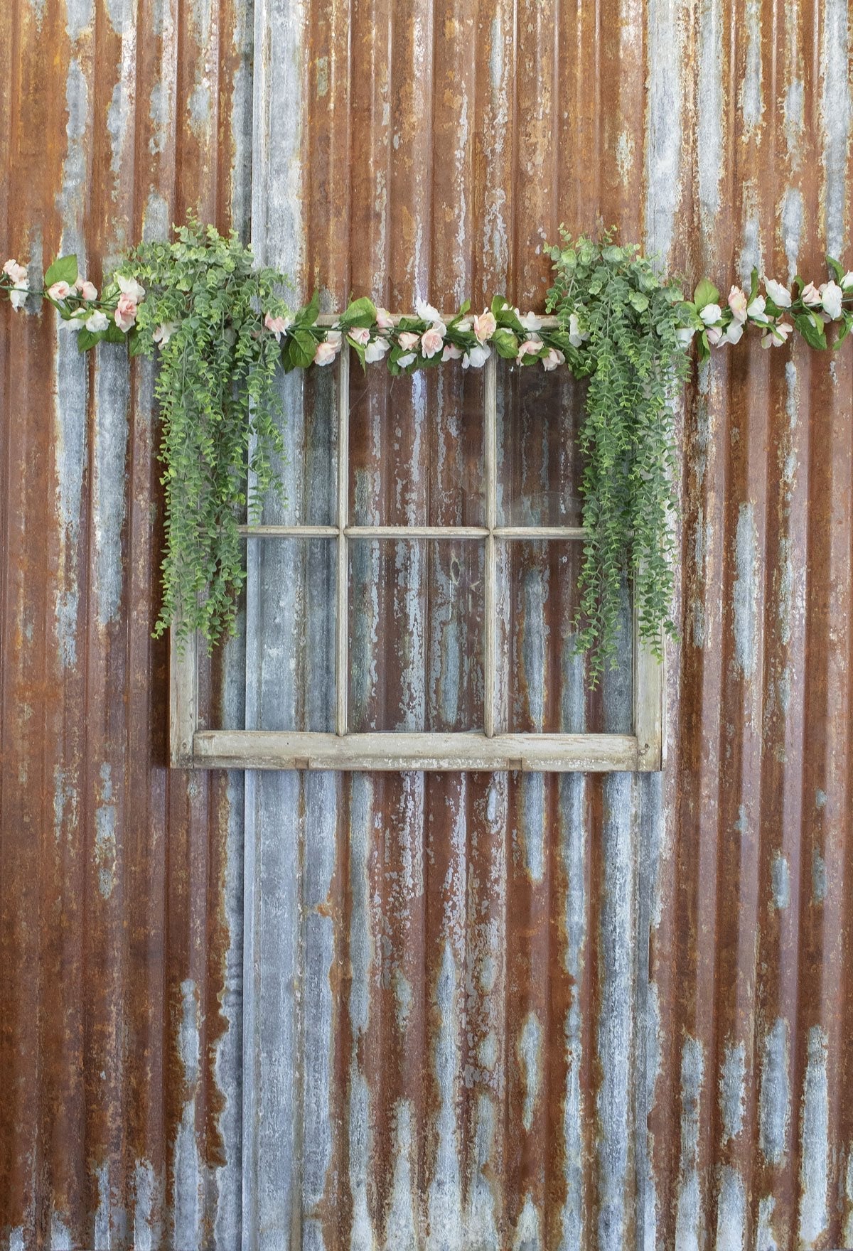 Kate Vintage Rust Wall mit Blumenfensterdekorationshintergrund Entworfen von Leann West