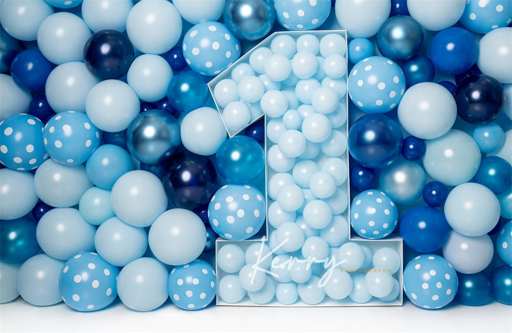 Kate Blaue Luftballons Wandhintergrund erster Geburtstag Cake Smash von Kerry Anderson