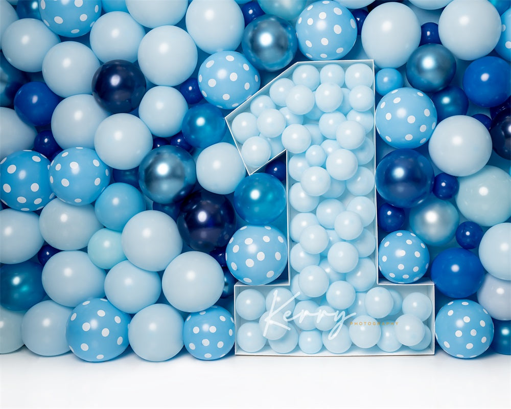 Kate Blaue Luftballons Wandhintergrund erster Geburtstag Cake Smash von Kerry Anderson