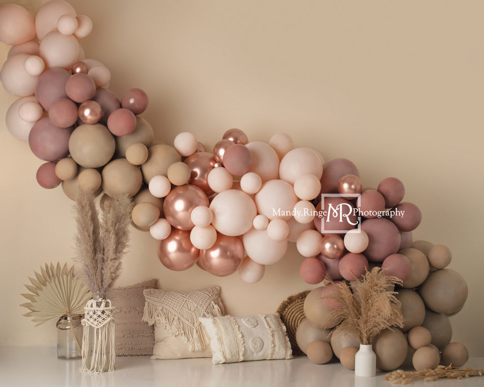 Kate Boho Luftballons Hintergrund Makramee Kissen rosa von Mandy Ringe Photography