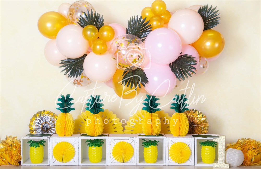 Kate Ananas Ballon Mädchen Sommer Geburtstag Hintergrund von Caitlin Lynch - Kate Backdrop.de