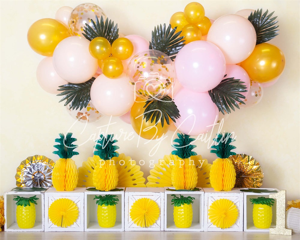Kate Ananas Ballon Mädchen Sommer Geburtstag Hintergrund von Caitlin Lynch - Kate Backdrop.de