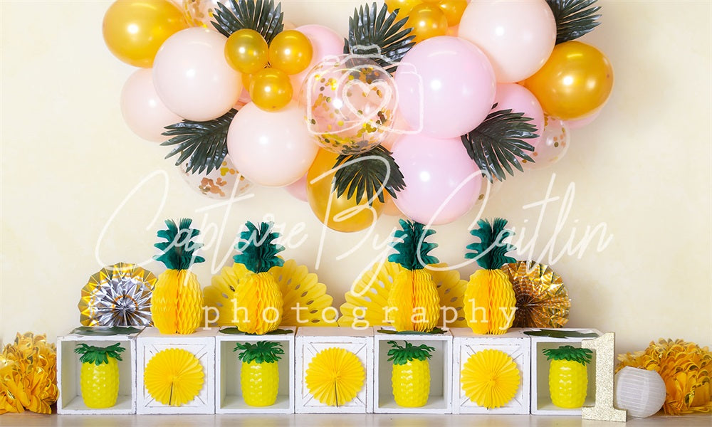 Kate Ananas Ballon Mädchen Sommer Geburtstag Hintergrund von Caitlin Lynch - Kate Backdrop.de