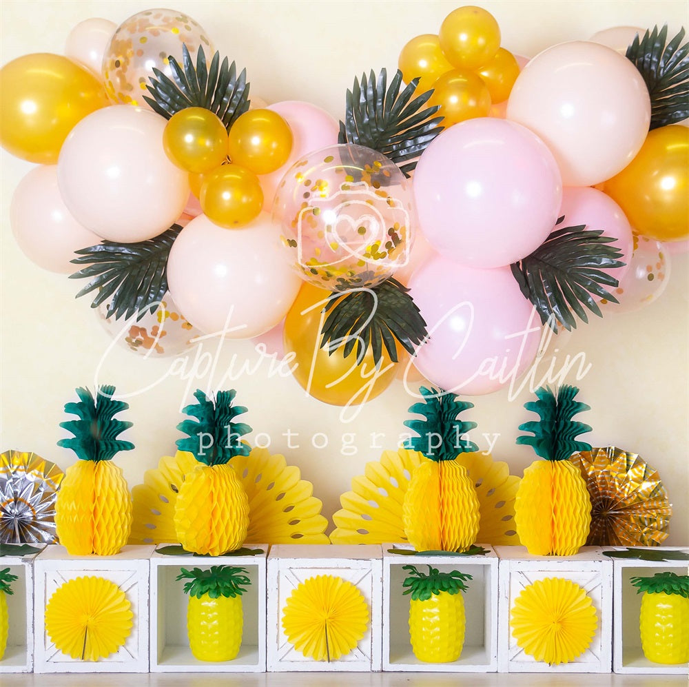 Kate Ananas Ballon Mädchen Sommer Geburtstag Hintergrund von Caitlin Lynch - Kate Backdrop.de