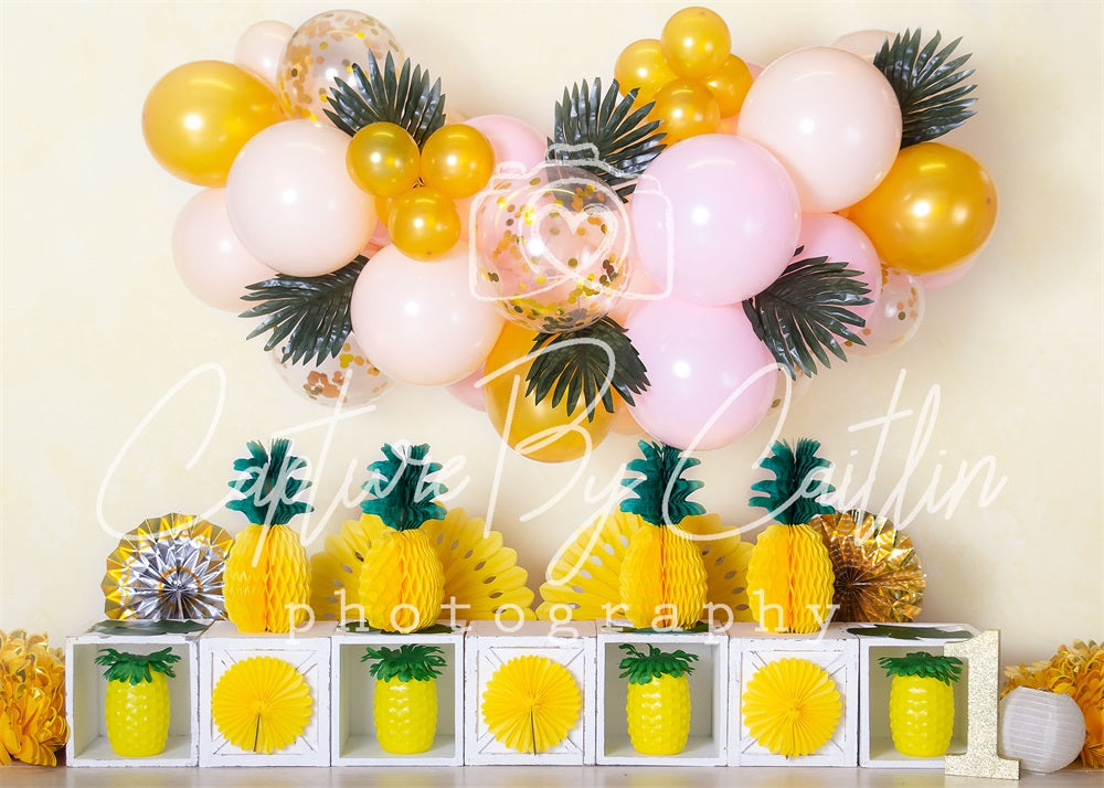 Kate Ananas Ballon Mädchen Sommer Geburtstag Hintergrund von Caitlin Lynch - Kate Backdrop.de