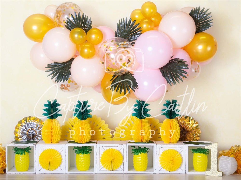 Kate Ananas Ballon Mädchen Sommer Geburtstag Hintergrund von Caitlin Lynch - Kate Backdrop.de