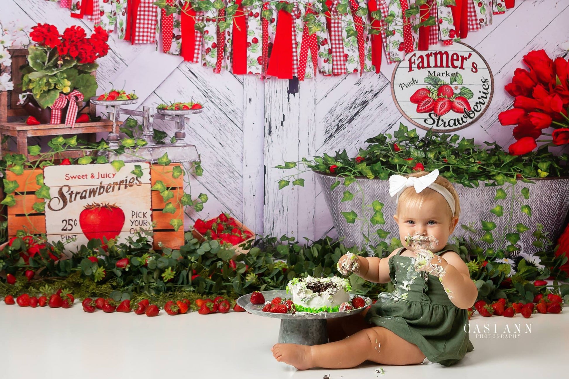 Kate Sommer Erdbeere Weißes Holzbrett mit Bannern Hintergrund - Kate Backdrop.de