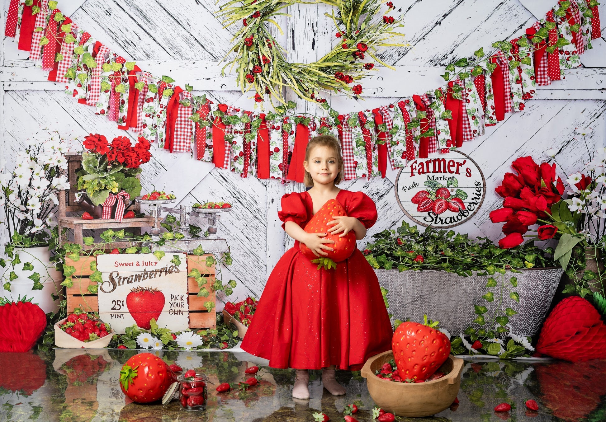 Kate Sommer Erdbeere Weißes Holzbrett mit Bannern Hintergrund - Kate Backdrop.de