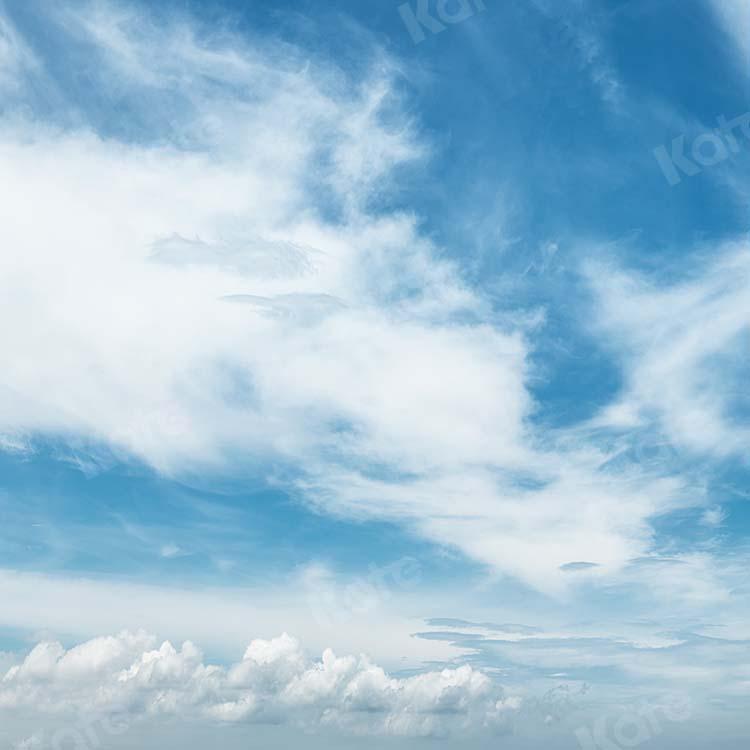 Kate Sommer Landschaft blauer Himmel weiße Wolken Hintergrund von Kate