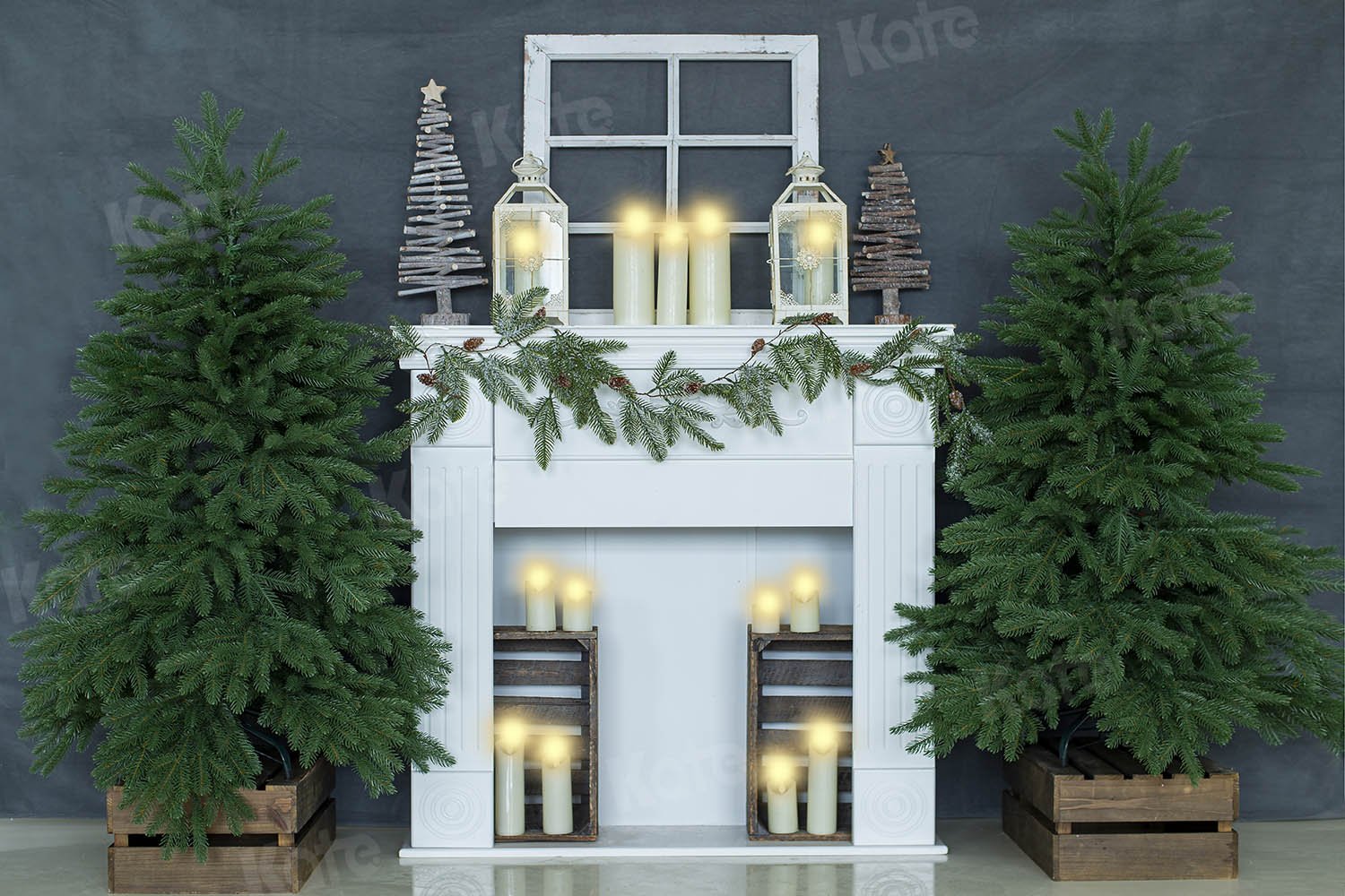 Kate Weihnachten Kerze Graues Haus Hintergrund von Emetselch