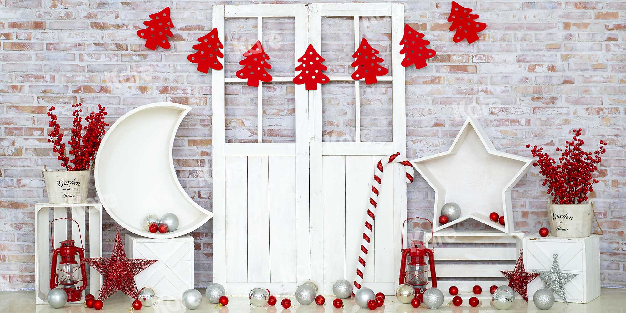 Kate Weihnachten roter Baum Scheunentor weißer Backstein Wand Hintergrund  von Emetselch