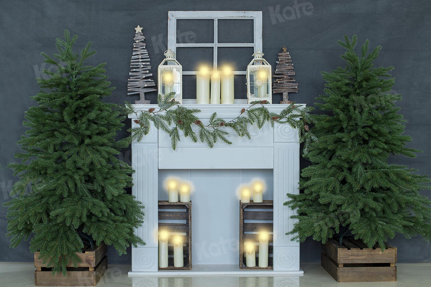 Kate Weihnachten Kerze Graues Haus Hintergrund von Emetselch