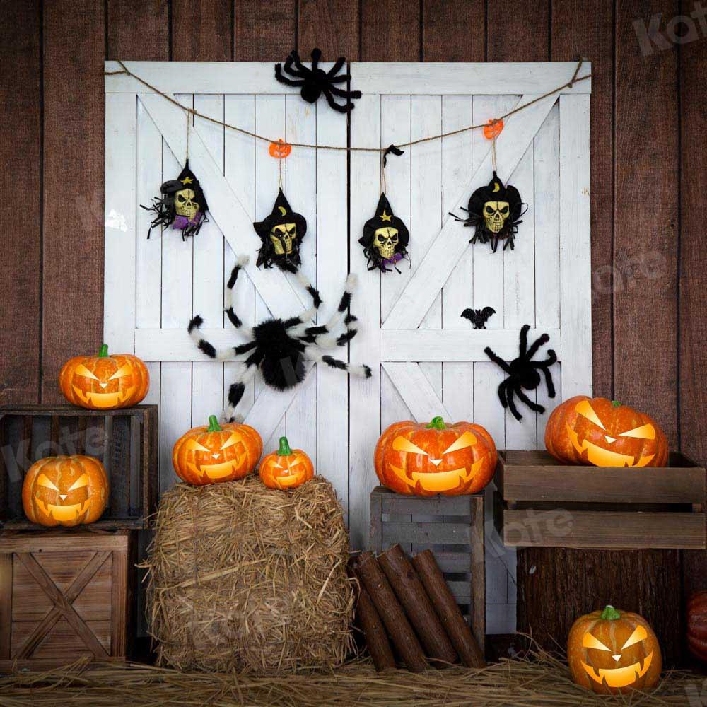 Kate Halloween Kürbis Hintergrund weißes Scheunentor von Emetselch